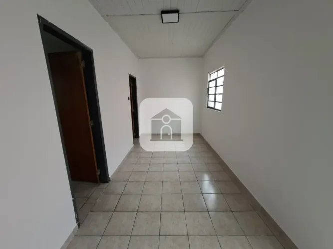 Casa fundo para locação no bairro Osvaldo Rezende
