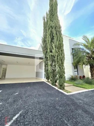 Casa com 03 suítes e piscina no Condomínio Belas Artes para aluguel