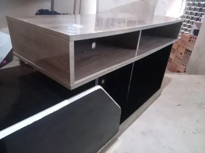 Rack preto e marrom com rodinhas 