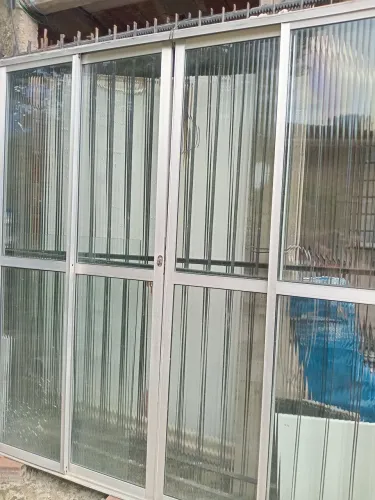 Porta em esquadria de alumínio 4 folhas em vidros  perfeito funcionamento e estado 650 re