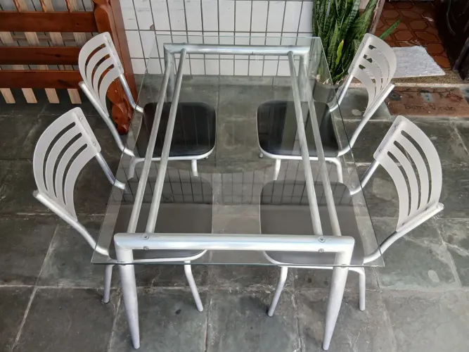 Mesa com 4 cadeiras toda em alumínio em ótimo estado.  Medidas abaixo. 