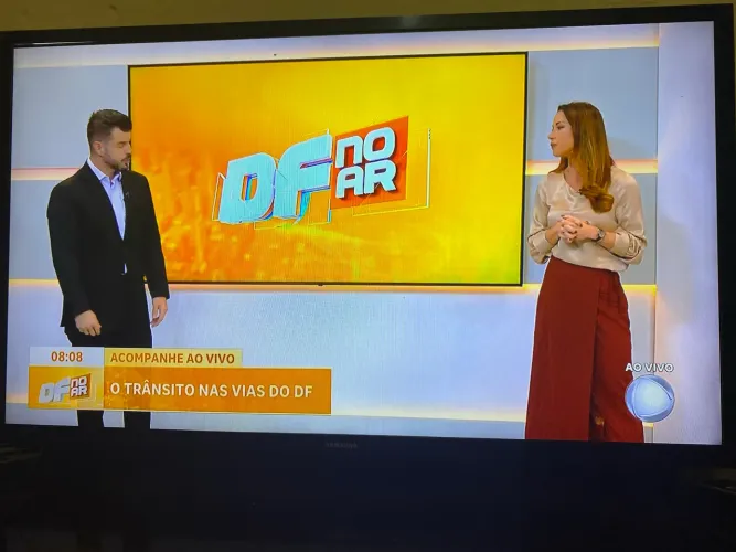 Vendo essa tv da Samsung 32 ela é smart mais só pegar internet com tv box ou cabo 