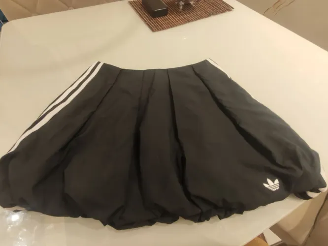 Saia balão Adidas<br>Tamanho *M*<br>*R$ : 120,00*