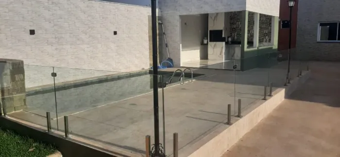 Casa nova em condomínio fechado, 3 quartos, 3 vagas de garagem, 2 banheiros, piscina.