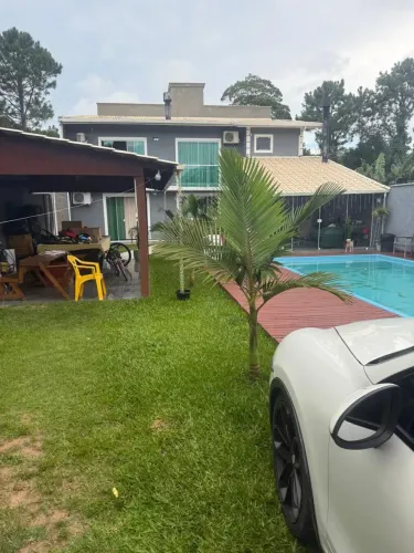 Casa com piscina tendo 2 quartos sendo 1 suíte