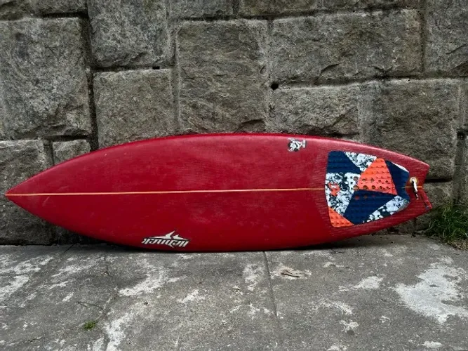 Prancha de surfe Hennek 5'8". Excelente prancha!