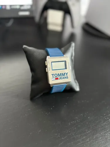 Relógio Tommy Jeans Vintage Digital - Estilo Retrô