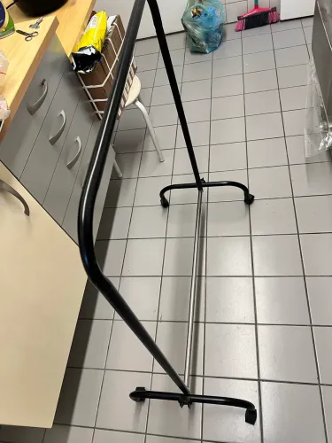 Arara simples para roupa 60 cm com rodízios