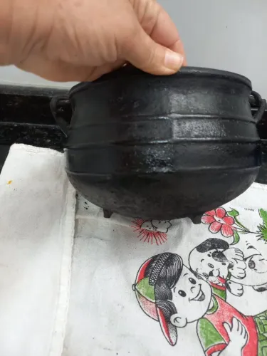 Panela de ferro antiga de 3L para restauração ou decoração.  Com soldas.