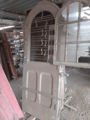 Porta colonial maciça em peroba