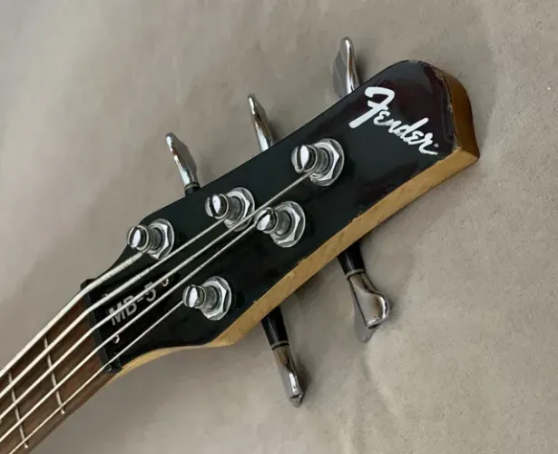 Baixo Fender japonês 5 cordas modelo MB5 jazz bass. Contrabaixo perfeito e leve.