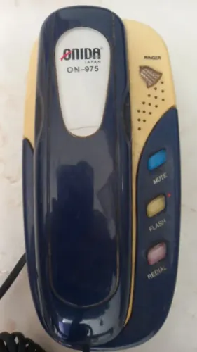Aparelho telefônico para conserto usado.