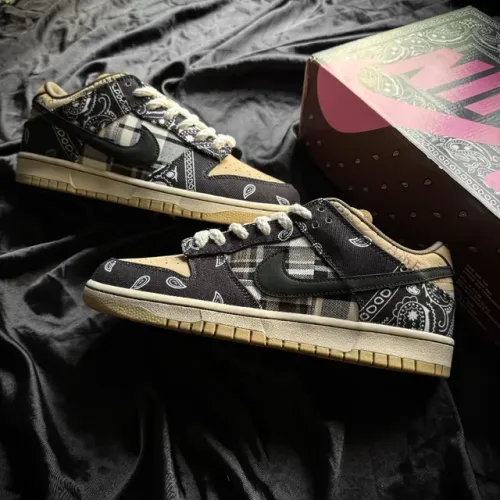 Nike Dunk SB x Travis Scott "Cactus Jack"