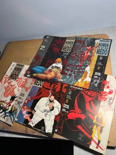 HQs Demolidor o Homem sem Medo minisserie completa autografada pelo John Romita Jr