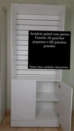 Painel canaletado com armário