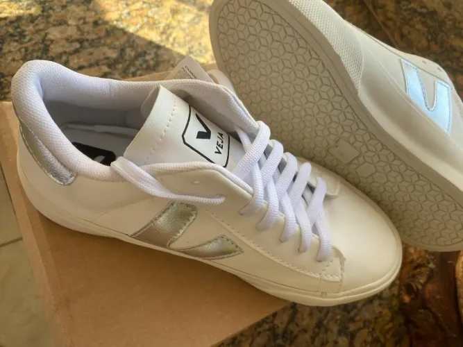 Tênis Veja Branco com Detalhes Prateados
