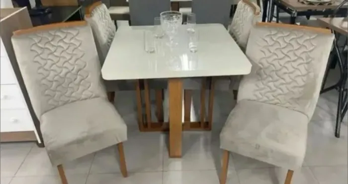 Mesa de jantar Sofia com 4 cadeiras 90x90 com vidro 