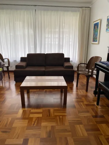 Mesa de centro de madeira maciça