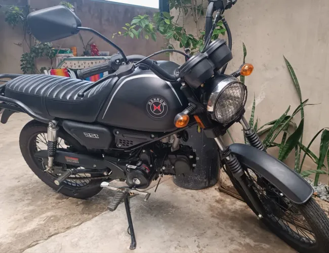 Moto 23/24 de garagem pouco usada e muito excelente para o dia dia e lazer 