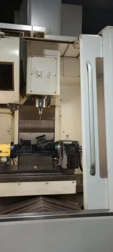 Centro de Usinagem Vertical Romi D800 com 4° eixo e  Refrigeração interna CTS