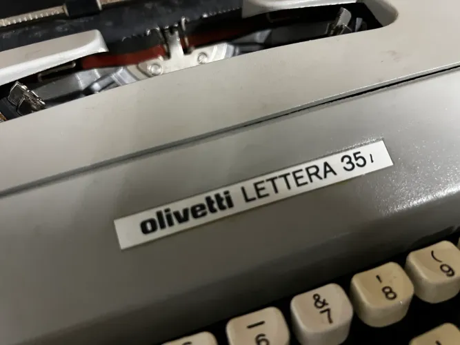 Máquina de escrever Olivetti anos 60