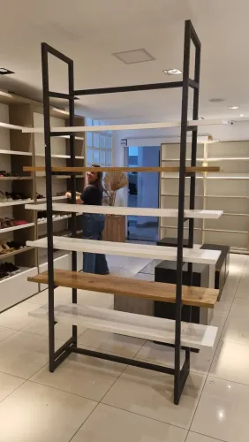 Prateleira reforçada  em metalon chapa 18 . Com 7 prateleira em MDF 