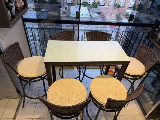 Conjunto de Mesa com 6 banquetas