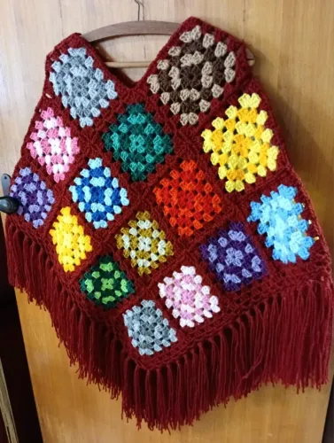 Poncho feito a mão em crochê colorido