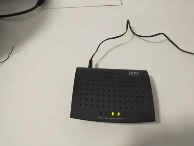 Modem Zte Adsl Zxdsl 831 Series Preto para Conexões de Internet Banda Larga