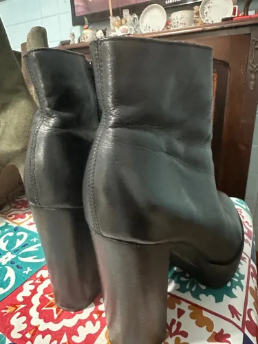 Botas de couro pretas com salto bloco