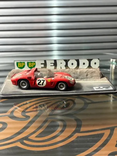 Mini Diorama Ferrari Dino 268 SP #27 Scarfioti Baghetti (1962) Le Mans - Art Model 1/43