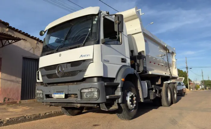 MB Axor 3131 ano 2014, 6x4, com caçamba Rossetti meia cana de 14 m, em MG