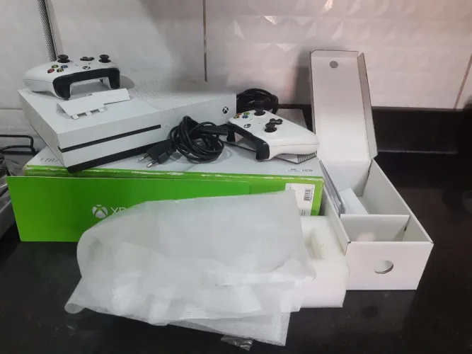 Xbox One S 500GB + 2 Controles | Aceito Troca por PC Gamer