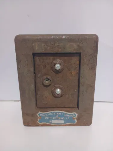 Cofre antigo de metal do extinto BANCO DA INDÚSTRIA E COMÉRCIO DE SANTA CATARINA S.A 14cm