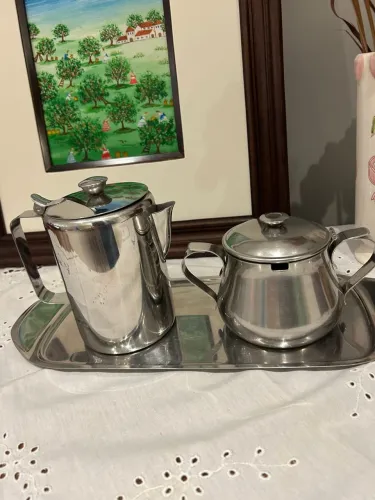 Peças em inox: uma leiteira e um açucareiro 