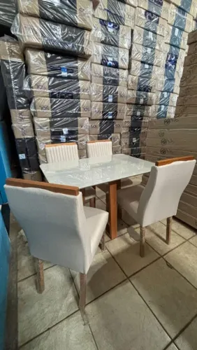 Mesa de Jantar com 04 cadeiras 100% madeira