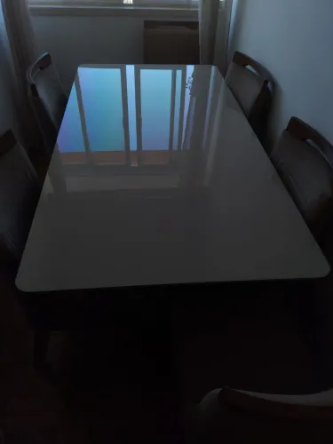 Mesa de jantar branca com design moderno