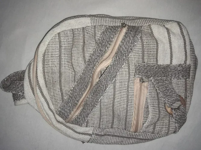 Mochila de tecido bege e marrom