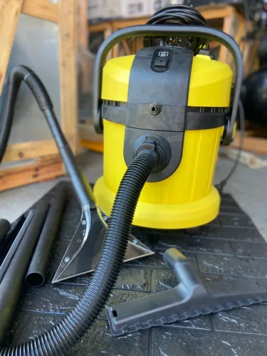 Extratora Karcher SE 4001: potência de 1.400W para limpeza profissional