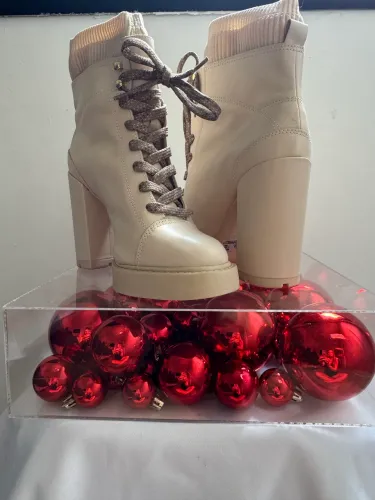 Botas marca Arezzo, nrs 37, 38 e 39