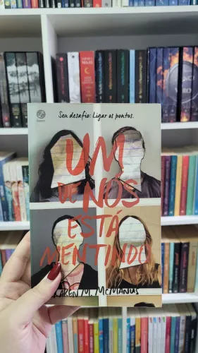 Livro best-seller Um de nós está mentindo de Karen M. McManus