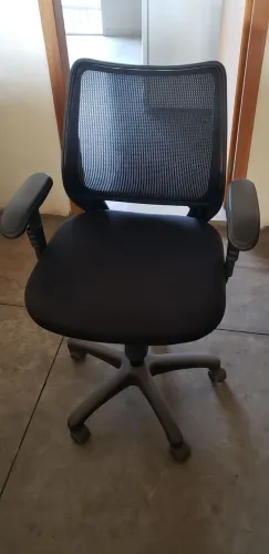 Cadeira escritório semi nova