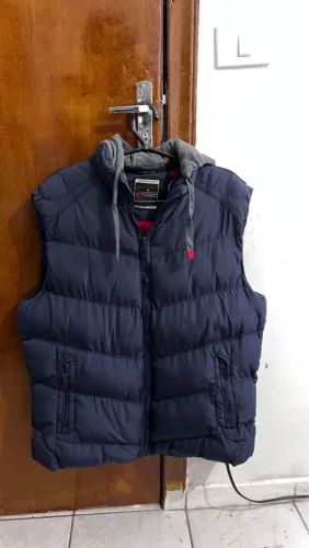 Colete Puffer capuz removível 