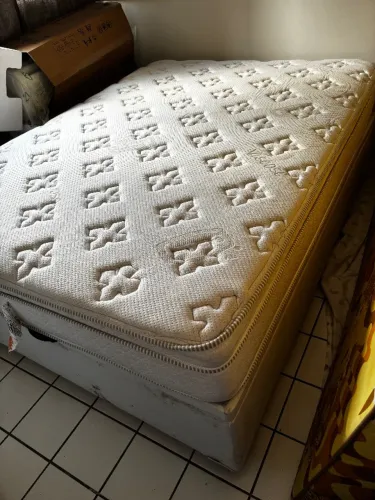 Cama padrão com baú 