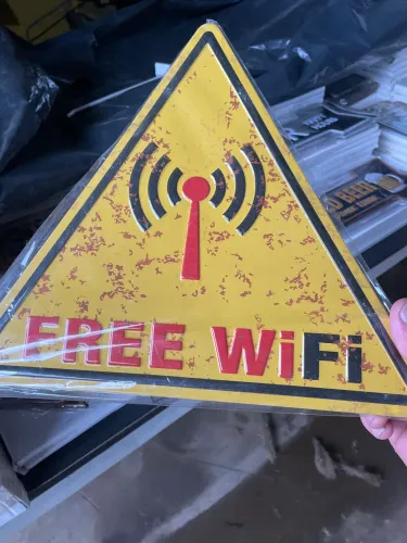 Placa decorativa em metal free Wi-Fi