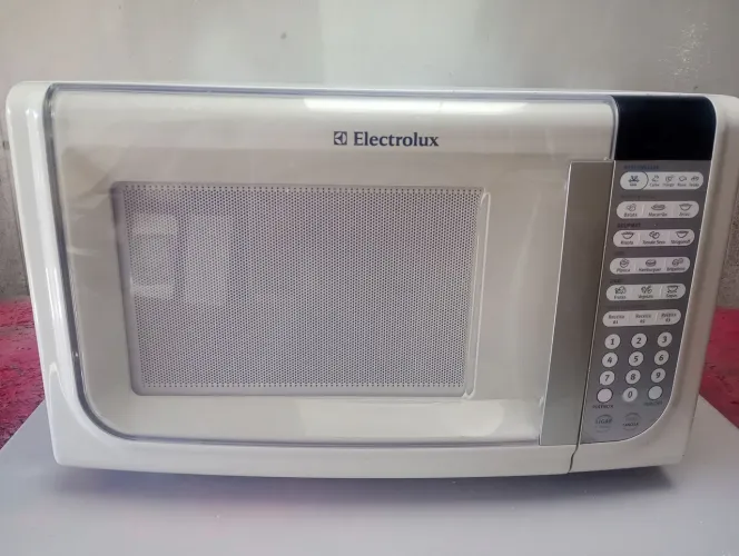 microondas Electrolux 31 litros funcionando perfeitamente sem detalhes
