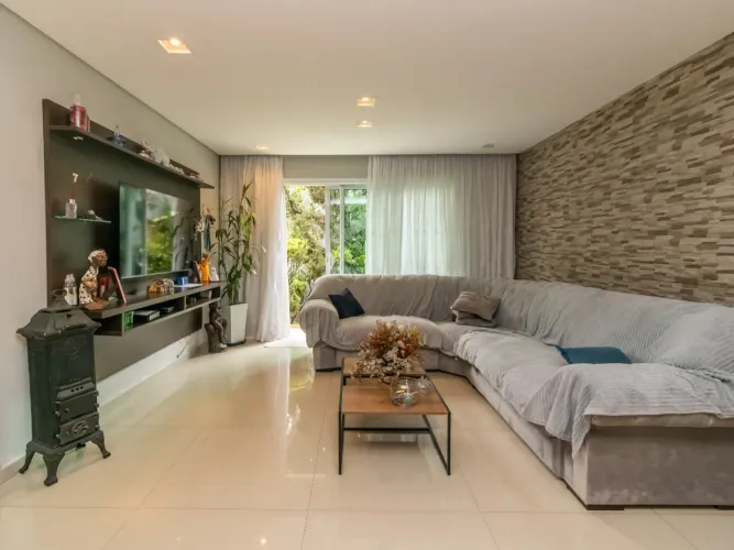 Sobrado para venda em Jaraguá com 3 quartos, sendo 3 suítes, 335m²