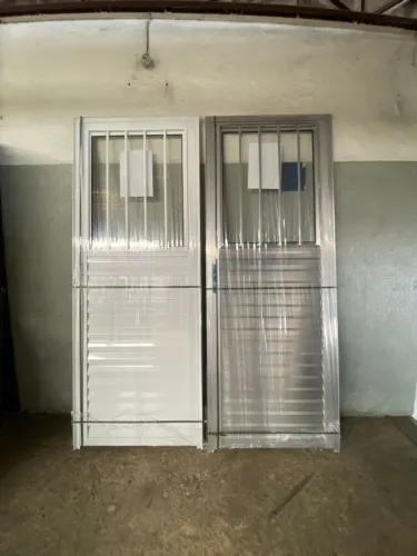 PORTA DE ALÚMINIO COM VIDRO E GRADE - OPORTUNIDADE ÚNICA