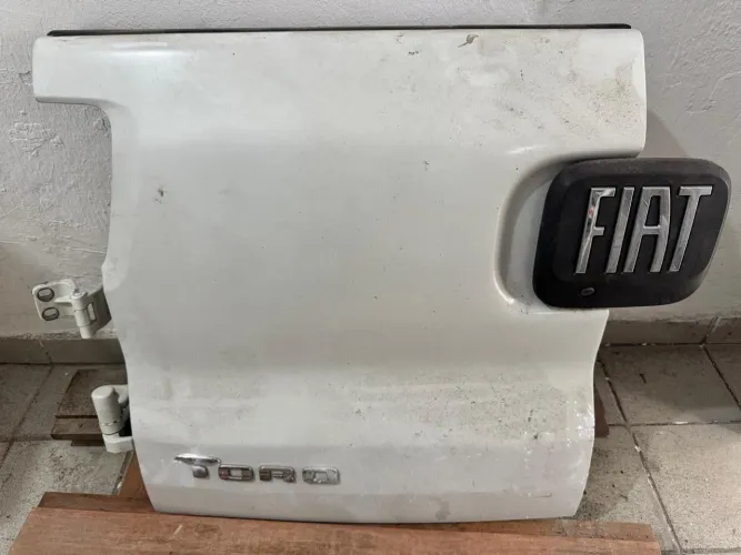 Tampa traseira Fiat Toro completa 