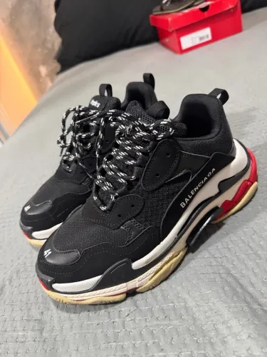 Tênis balenciaga triple s